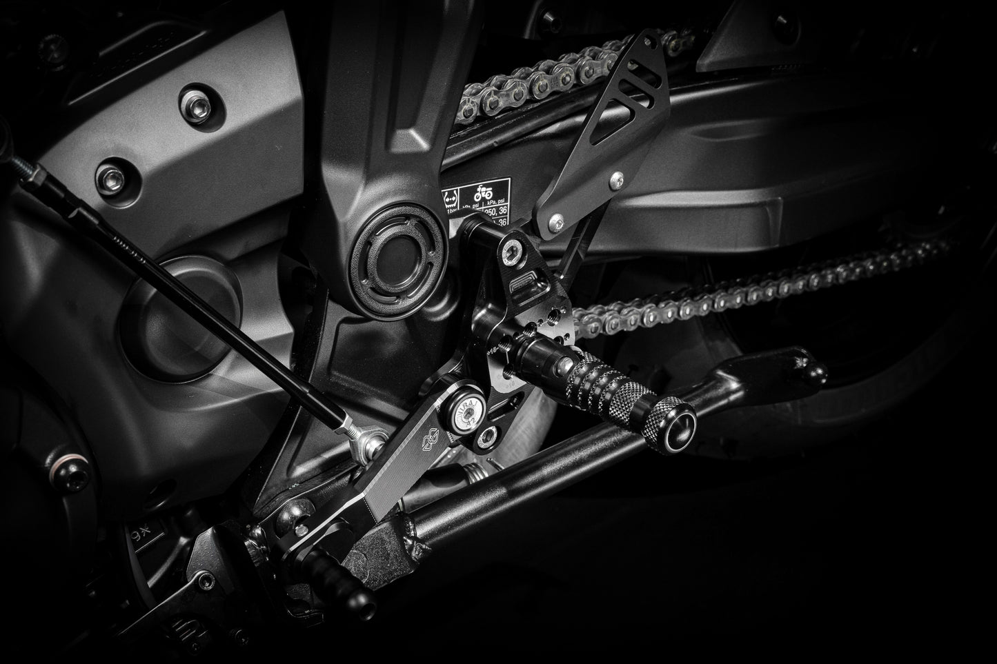 Gilles Fußrastenanlage FXR | BLACK | ABE | passend für Yamaha MT-07 / FZ-07 / MT-07 Pure / MT-07 Tracer / GT / Tracer 700 & XSR 700 - Modelle