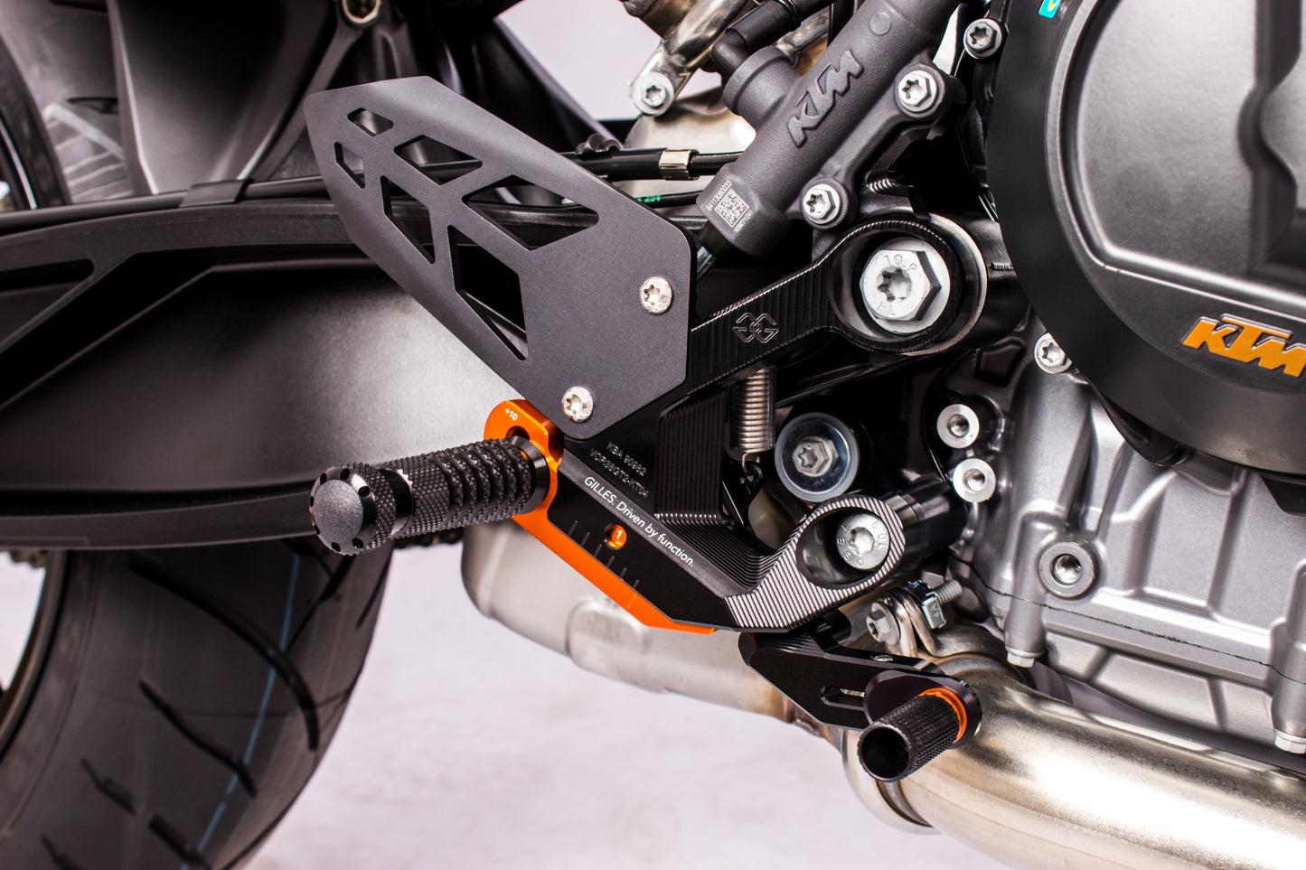 Gilles Fußrastenanlage VCR38GT2 | verstellbar | BLACK-ORANGE | passend für KTM 790 Duke / 890 Duke R & 890 GP - Modelle